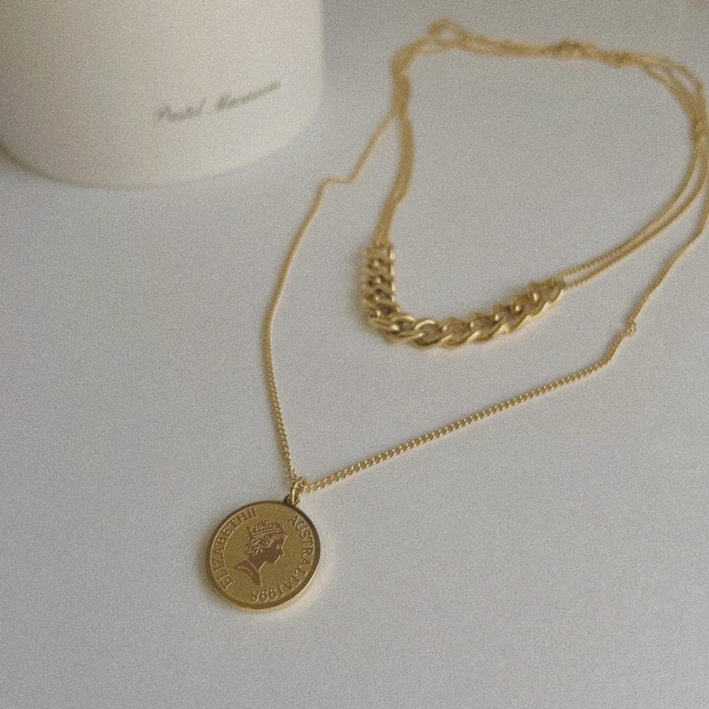 Gold chain coin face pendant necklace